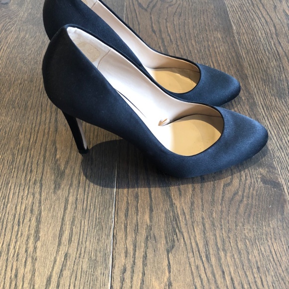 Black Pumps - Picture 2 of 4